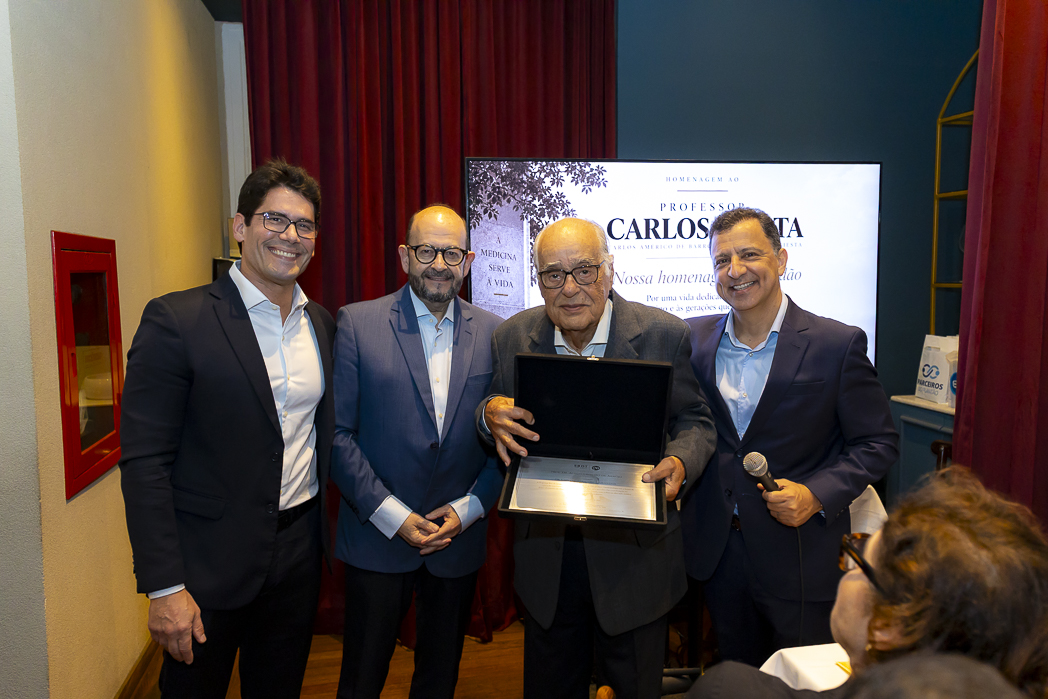 SBOT-RJ homenageia Prof. Dr. Carlos Giesta por trajetória e contribuição à Ortopedia